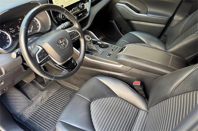 used 2023 Toyota Highlander car, priced at $39,998