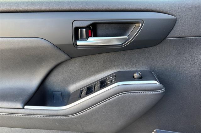 used 2023 Toyota Highlander car, priced at $39,998