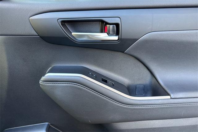 used 2023 Toyota Highlander car, priced at $39,998