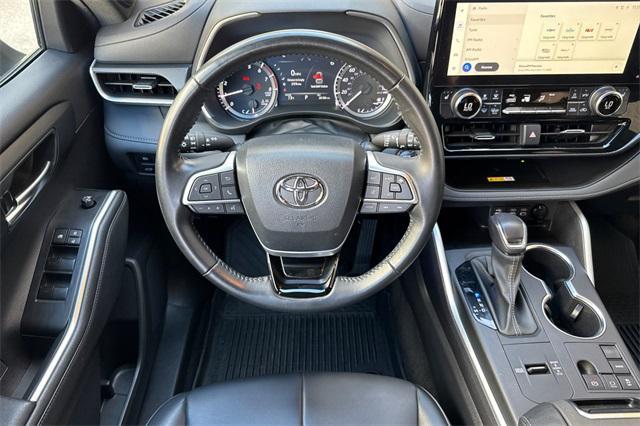 used 2023 Toyota Highlander car, priced at $39,998