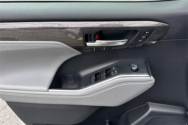 used 2024 Toyota Highlander Hybrid car, priced at $59,995
