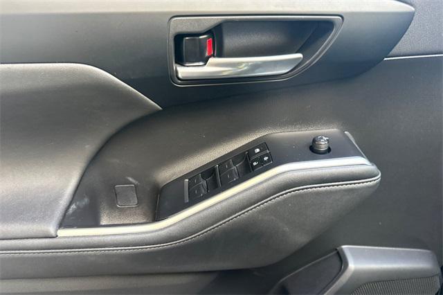 used 2023 Toyota Highlander car, priced at $36,499