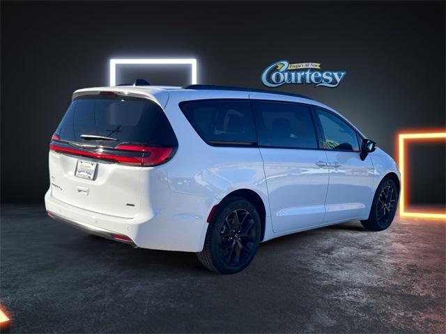 new 2024 Chrysler Pacifica car, priced at $46,997