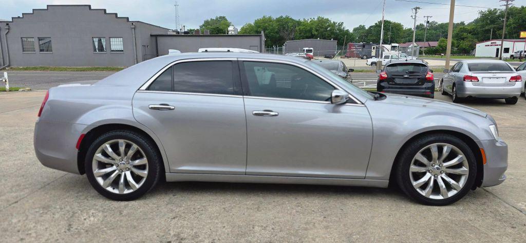 used 2018 Chrysler 300 car