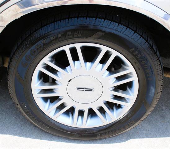 used 2009 Lincoln Town Car car, priced at $10,995