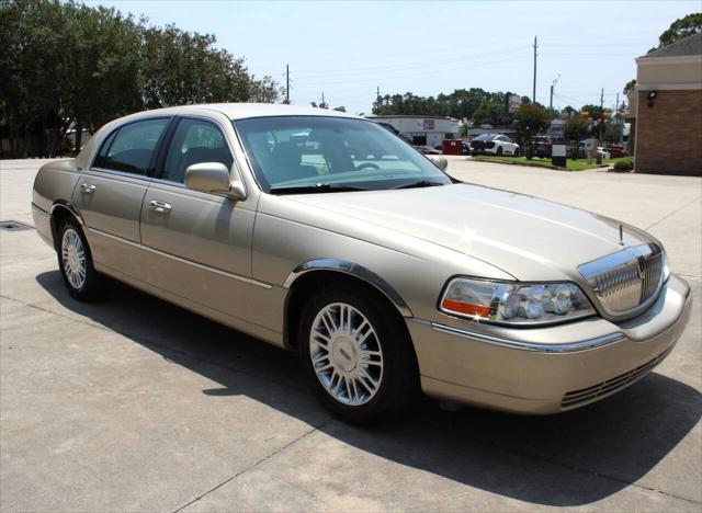 used 2009 Lincoln Town Car car, priced at $10,995