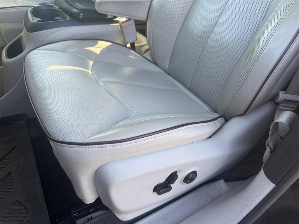 used 2017 Chrysler Pacifica car, priced at $15,995