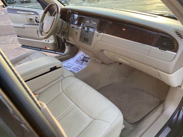 used 2007 Lincoln Town Car car, priced at $8,988