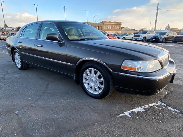 used 2007 Lincoln Town Car car, priced at $8,988