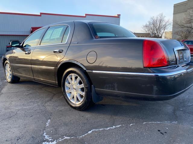 used 2007 Lincoln Town Car car, priced at $8,988