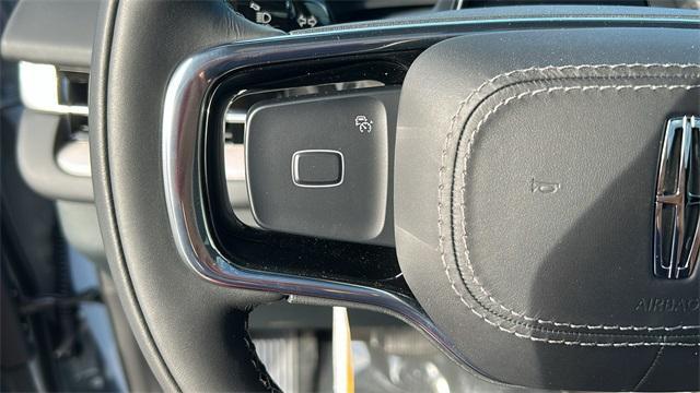 new 2025 Lincoln Navigator car, priced at $102,872