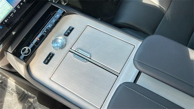 new 2025 Lincoln Navigator car, priced at $102,872