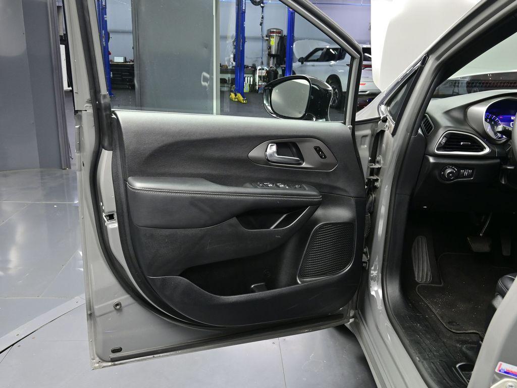 used 2025 Chrysler Pacifica car, priced at $35,000