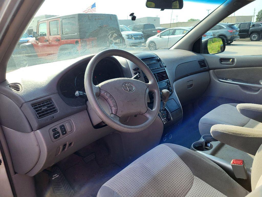 used 2007 Toyota Sienna car, priced at $5,400