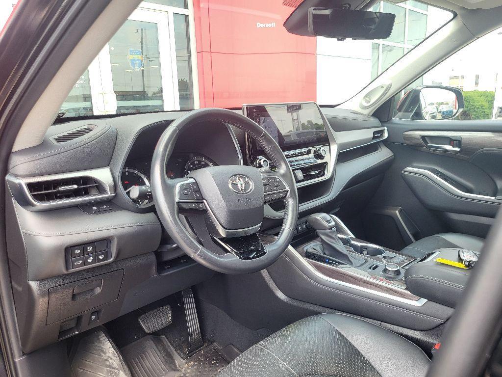 used 2021 Toyota Highlander car, priced at $38,900