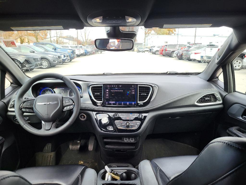 used 2023 Chrysler Pacifica car, priced at $31,000