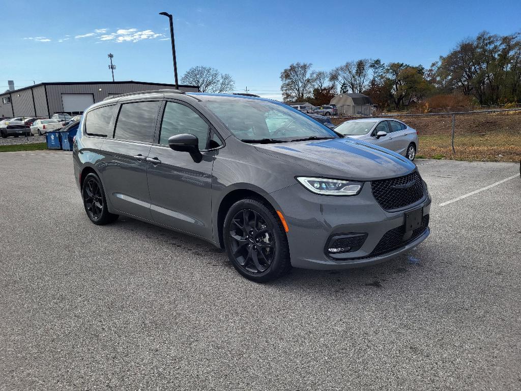 used 2023 Chrysler Pacifica car, priced at $31,000