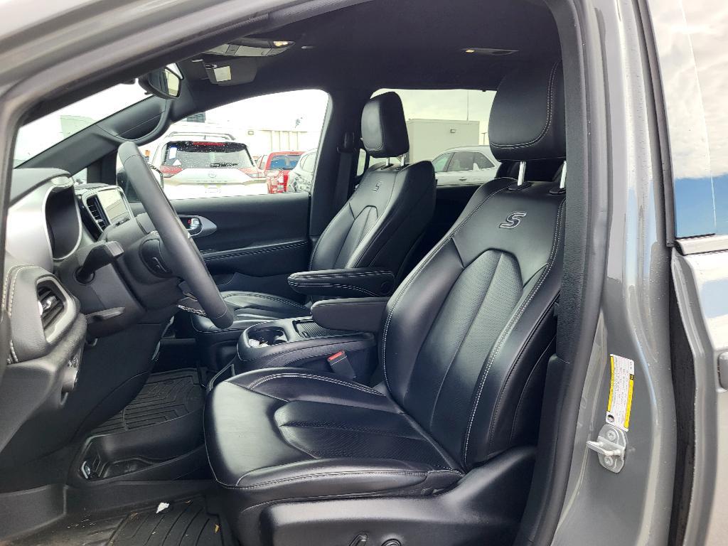 used 2023 Chrysler Pacifica car, priced at $31,000