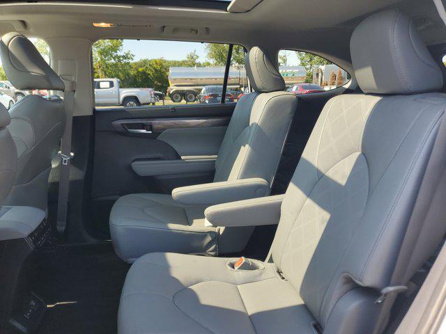 used 2025 Toyota Highlander Hybrid car, priced at $55,417
