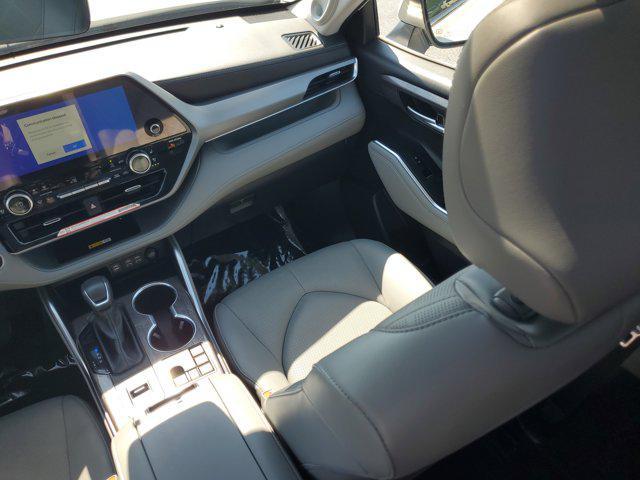 used 2025 Toyota Highlander Hybrid car, priced at $55,417