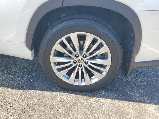 used 2025 Toyota Highlander Hybrid car, priced at $55,417