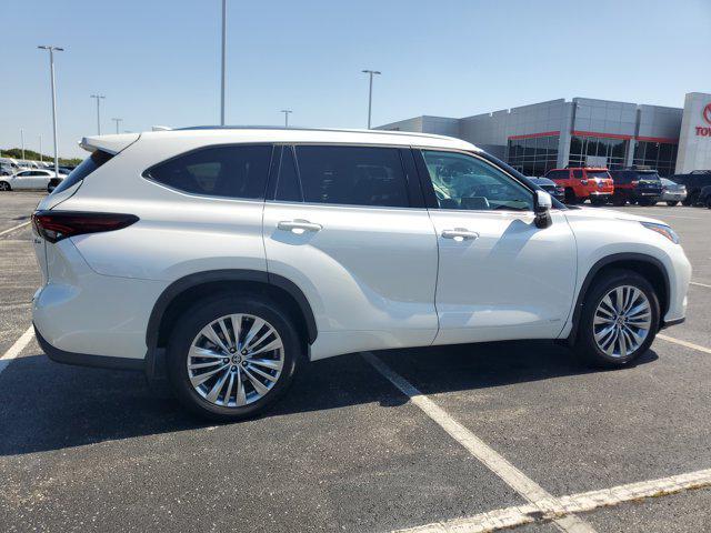 used 2025 Toyota Highlander Hybrid car, priced at $55,417