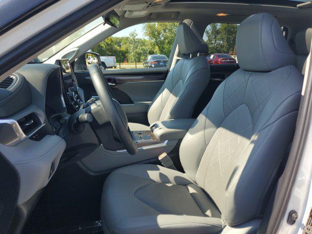 used 2025 Toyota Highlander Hybrid car, priced at $55,417