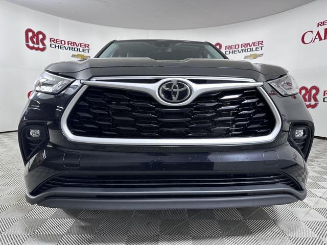 used 2023 Toyota Highlander car, priced at $33,275