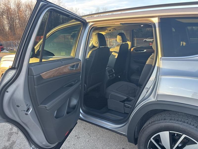 new 2025 Volkswagen Atlas car, priced at $44,999