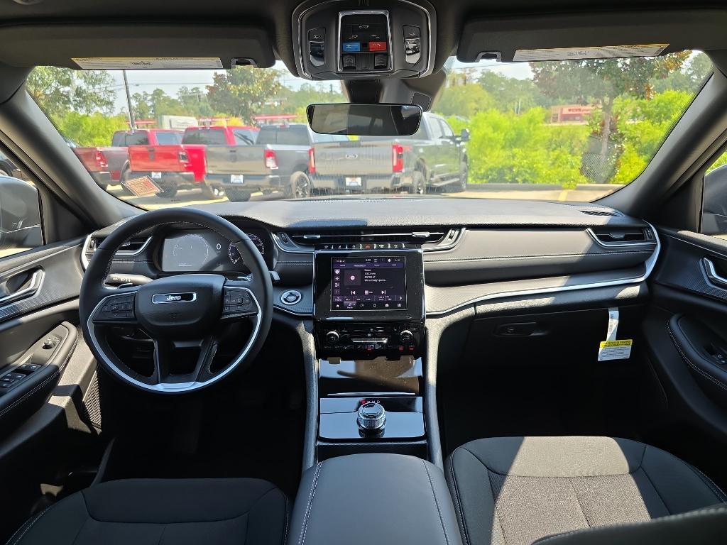 new 2025 Jeep Grand Cherokee car, priced at $38,170