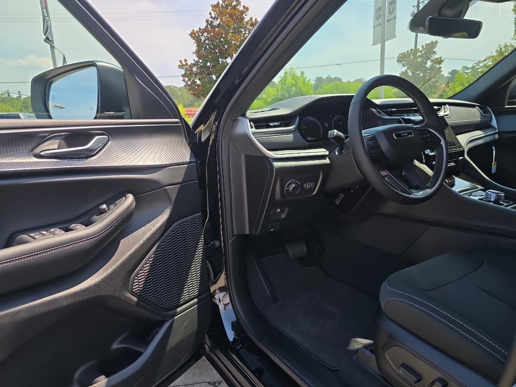 new 2025 Jeep Grand Cherokee car, priced at $38,170