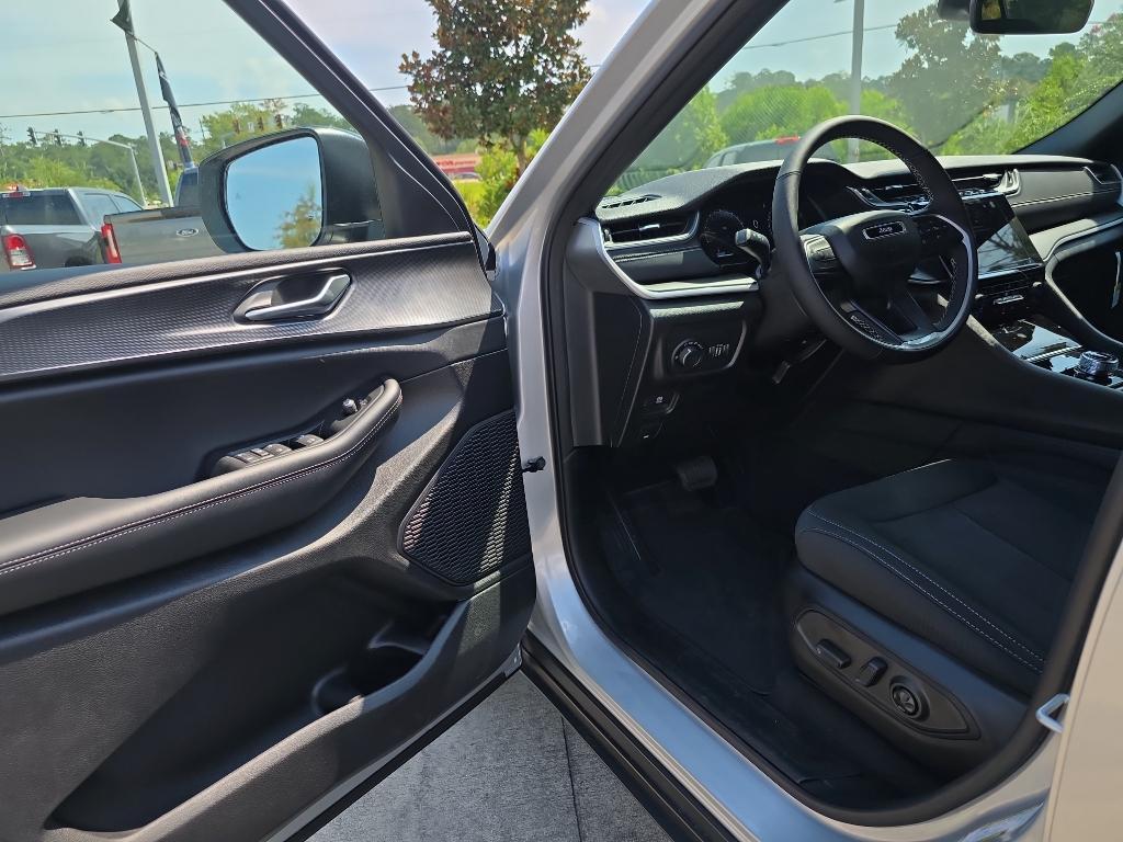 new 2025 Jeep Grand Cherokee car, priced at $38,170
