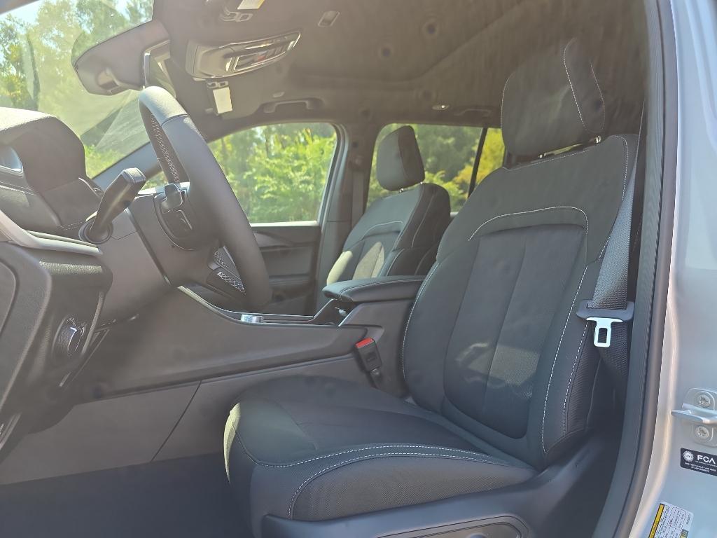 new 2025 Jeep Grand Cherokee car, priced at $38,170