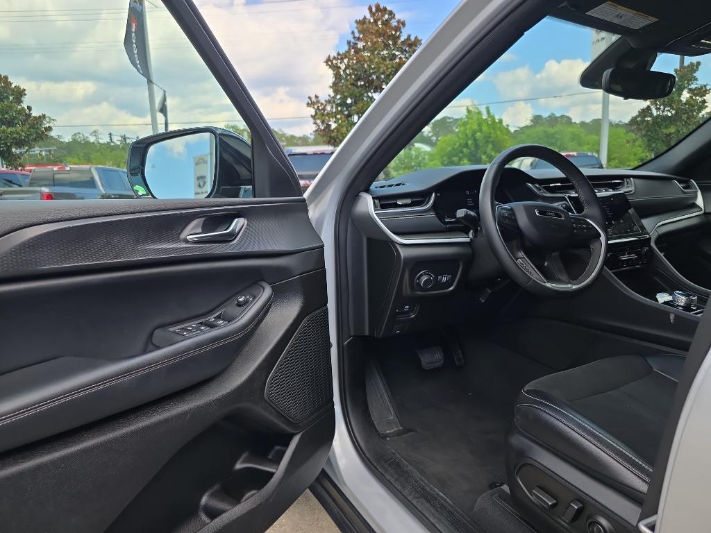 used 2024 Jeep Grand Cherokee car, priced at $30,995