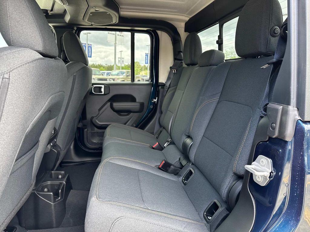 new 2025 Jeep Gladiator car, priced at $43,275