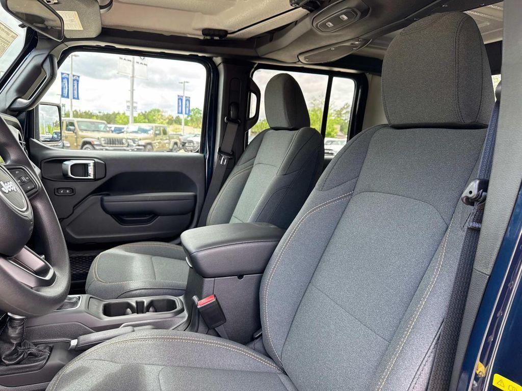 new 2025 Jeep Gladiator car, priced at $43,275