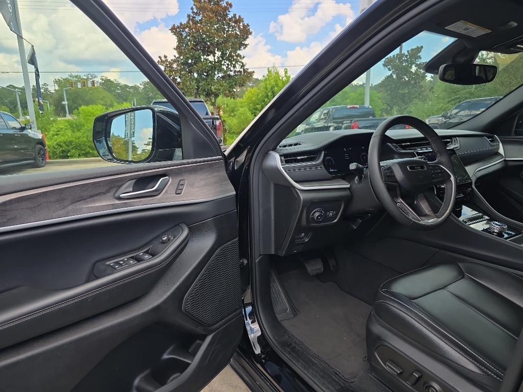used 2024 Jeep Grand Cherokee car, priced at $31,995