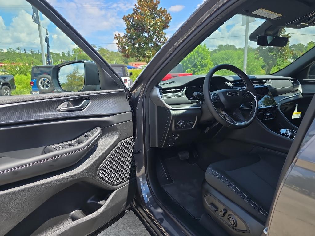 new 2025 Jeep Grand Cherokee car, priced at $39,165