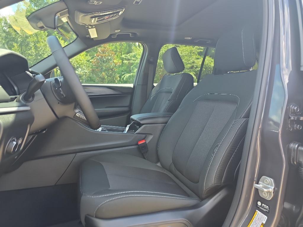 new 2025 Jeep Grand Cherokee car, priced at $39,165