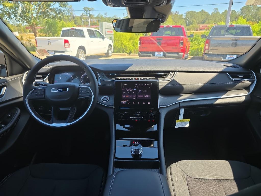 new 2025 Jeep Grand Cherokee car, priced at $37,915