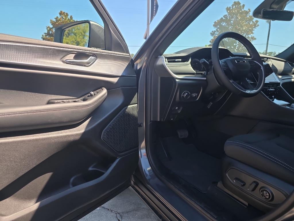 new 2025 Jeep Grand Cherokee car, priced at $37,915