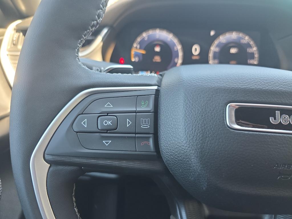 new 2025 Jeep Grand Cherokee car, priced at $37,915