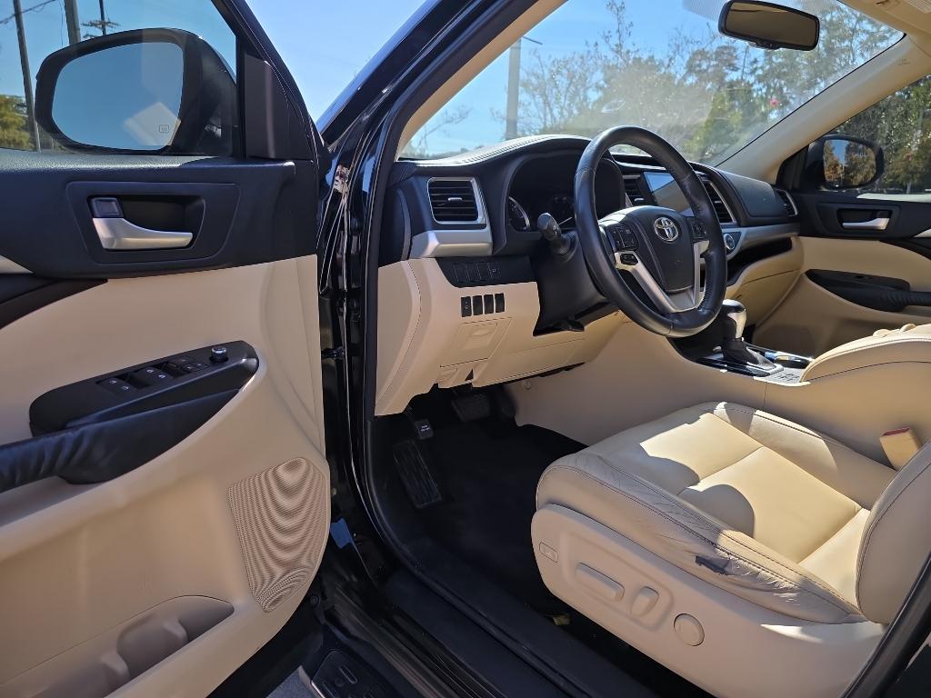 used 2014 Toyota Highlander car, priced at $14,995