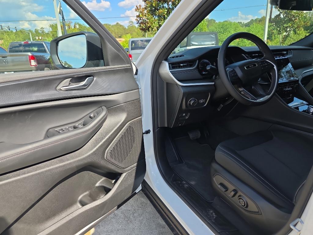 new 2025 Jeep Grand Cherokee car, priced at $38,570