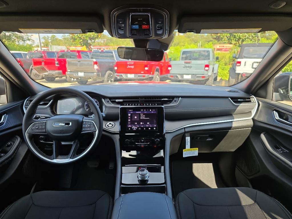 new 2025 Jeep Grand Cherokee car, priced at $39,165
