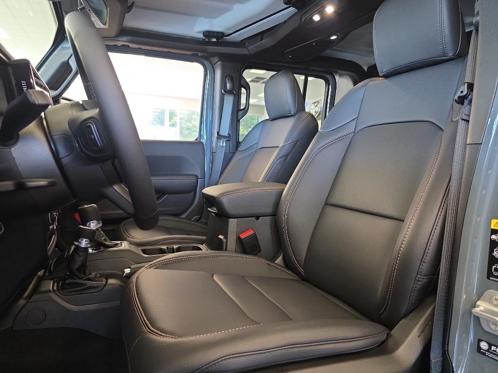 new 2025 Jeep Gladiator car, priced at $45,450