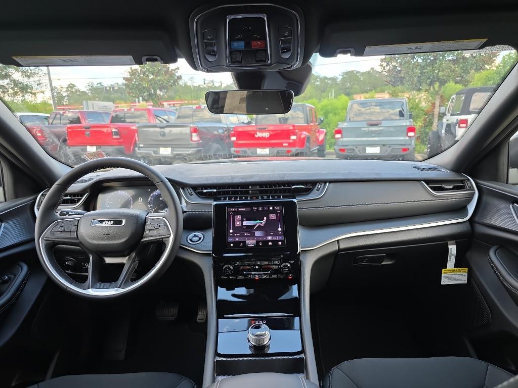 new 2025 Jeep Grand Cherokee car, priced at $39,165