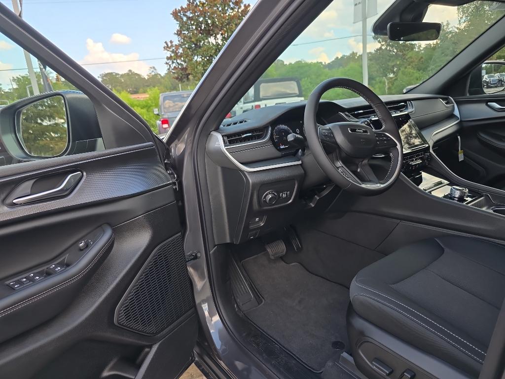 new 2025 Jeep Grand Cherokee car, priced at $39,165