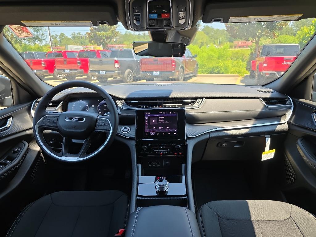 new 2025 Jeep Grand Cherokee car, priced at $38,170