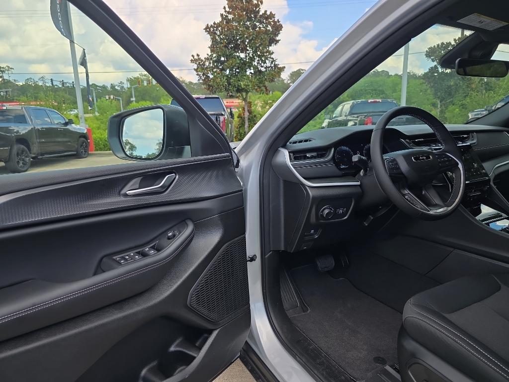 new 2025 Jeep Grand Cherokee car, priced at $38,170